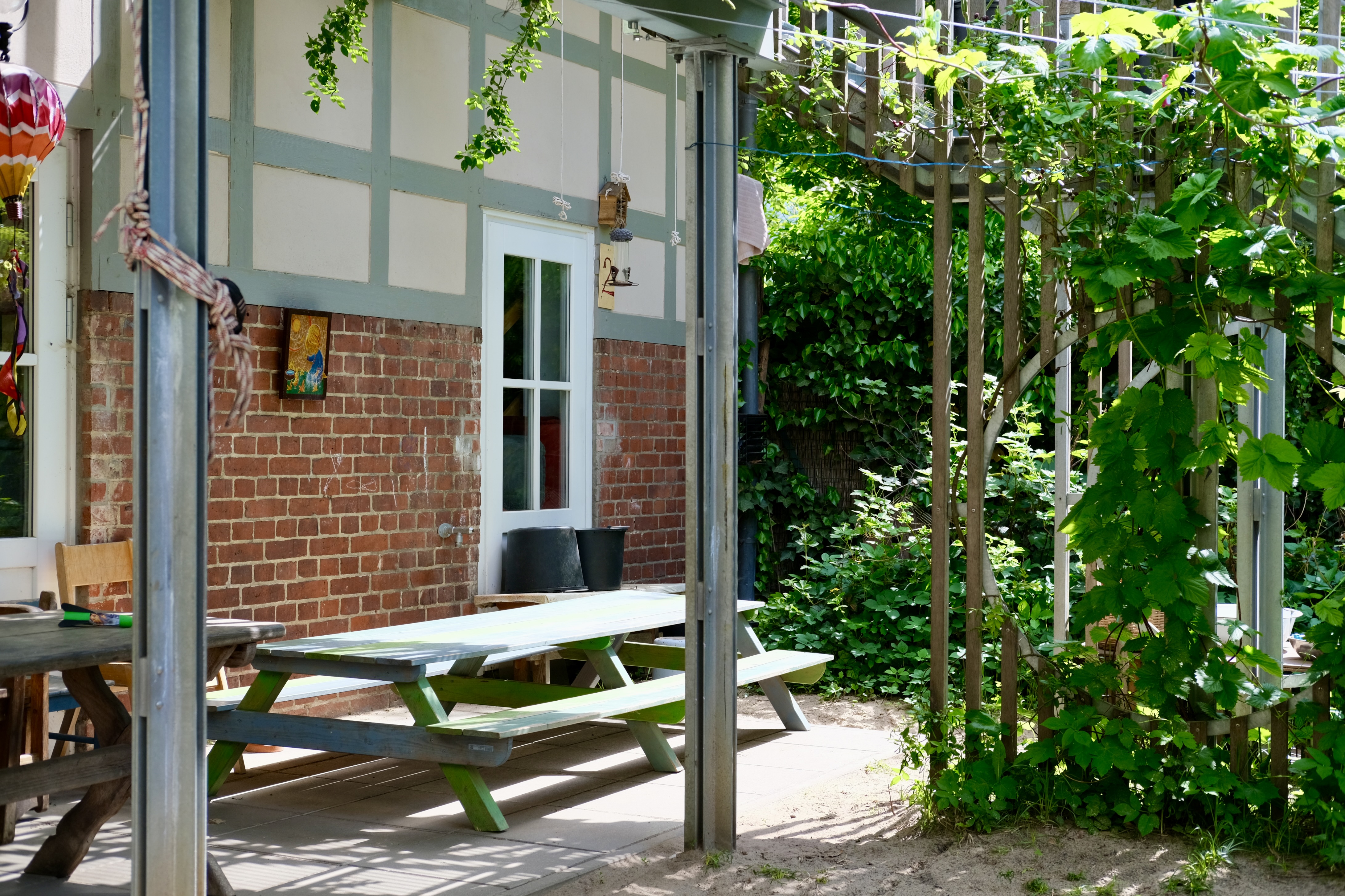 Außenbereich mit Picknicktisch und Garten