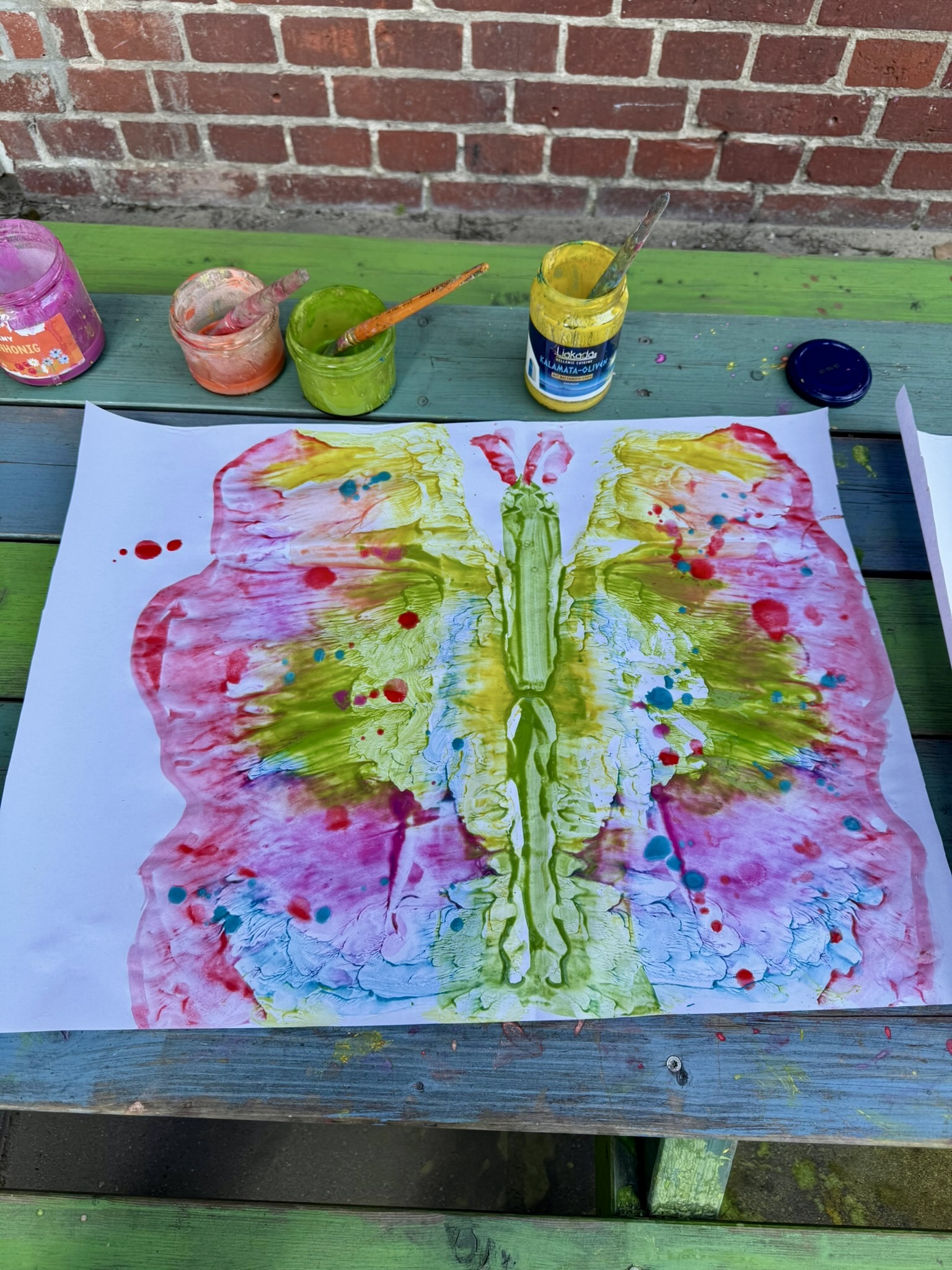 Bunter Schmetterling – ein Kunstwerk der Kinder