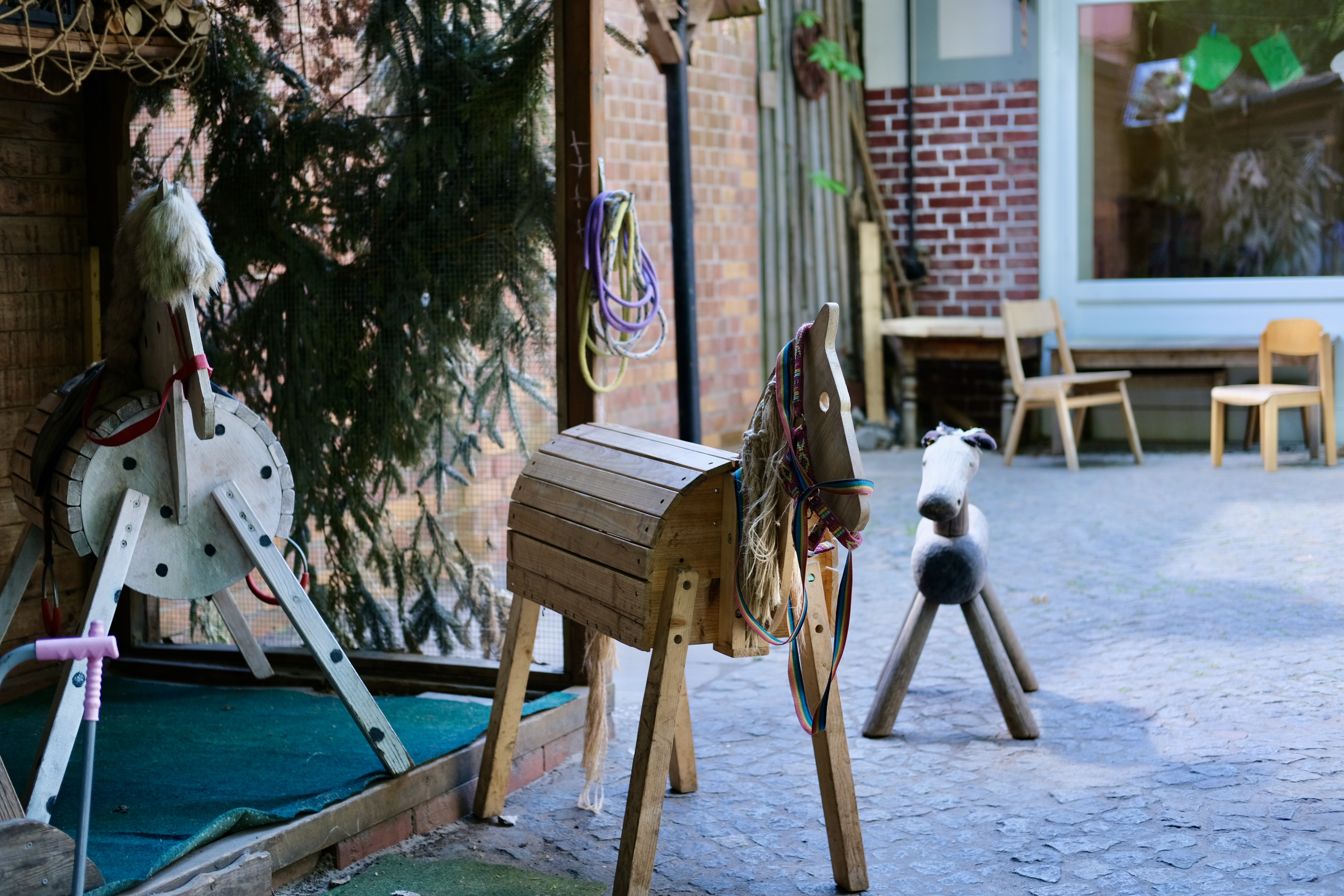 Holzpferde im Außenbereich der Kita
