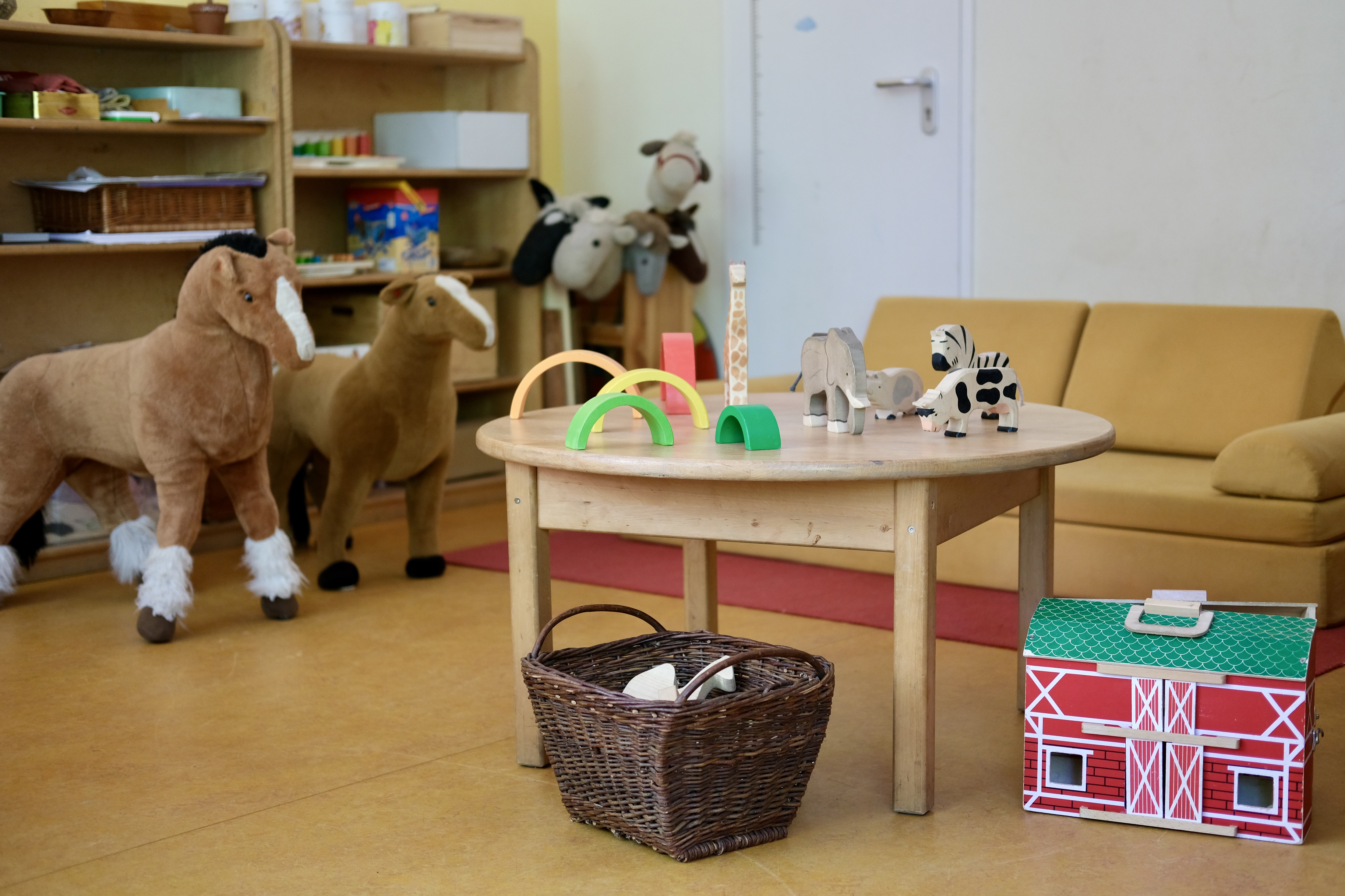 Gemütlicher Spielbereich mit Kuscheltieren und Holzspielzeug