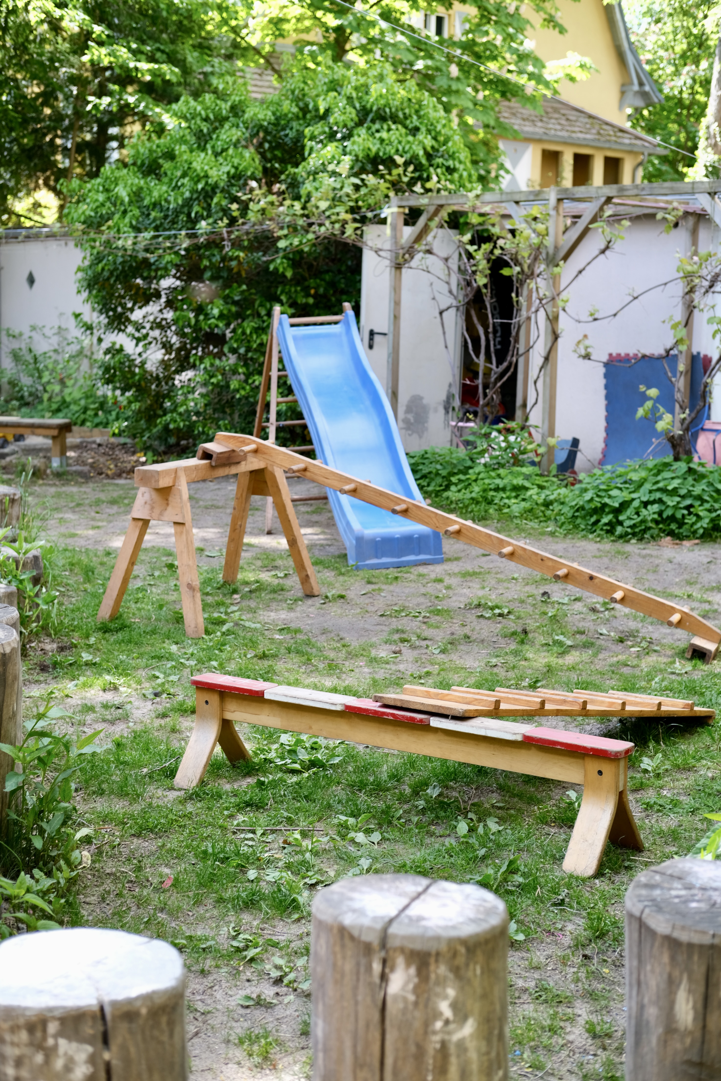 Hengstenberg-Turngeräte und Rutsche im Garten