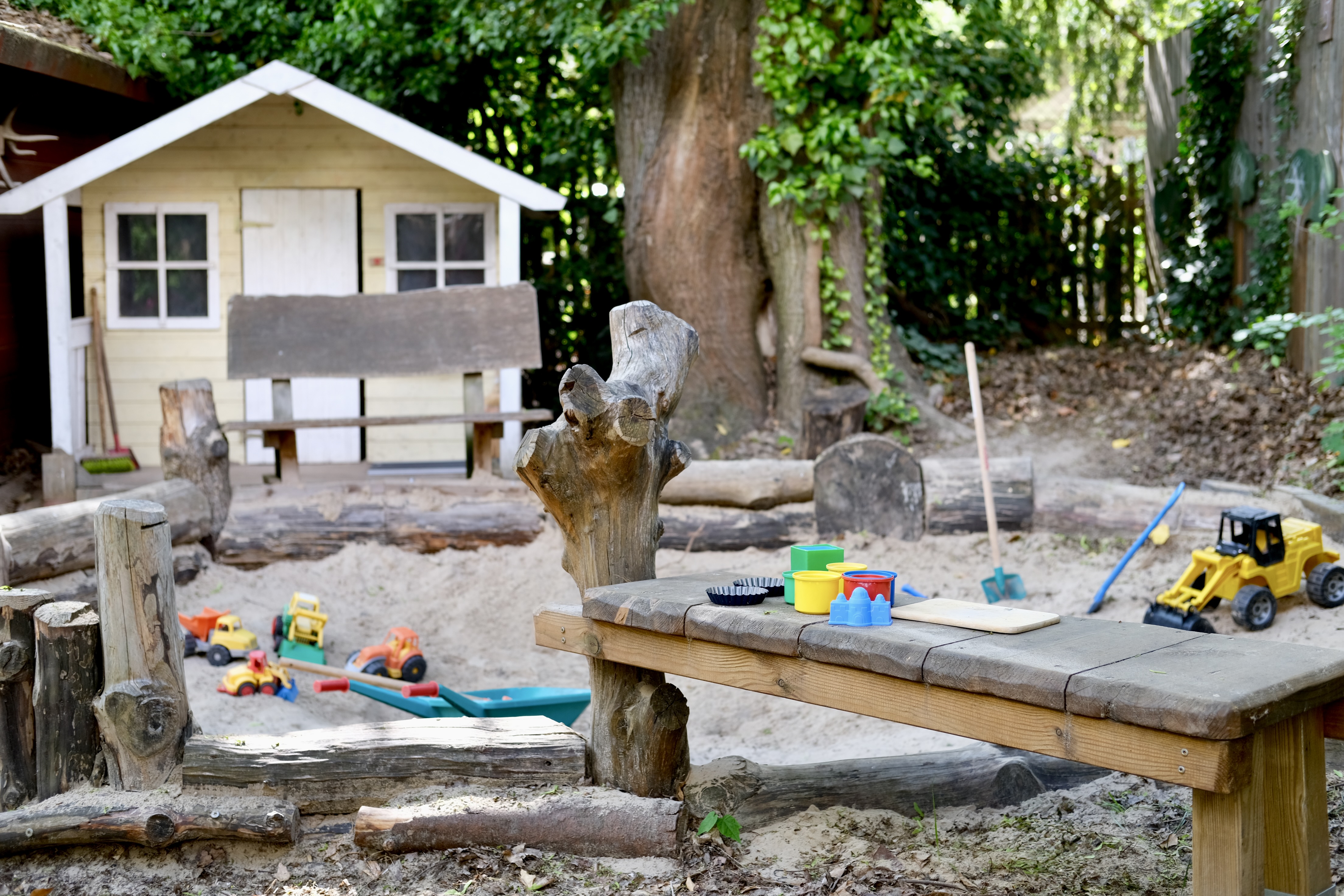 Kinderbereich im Garten mit Matschküche