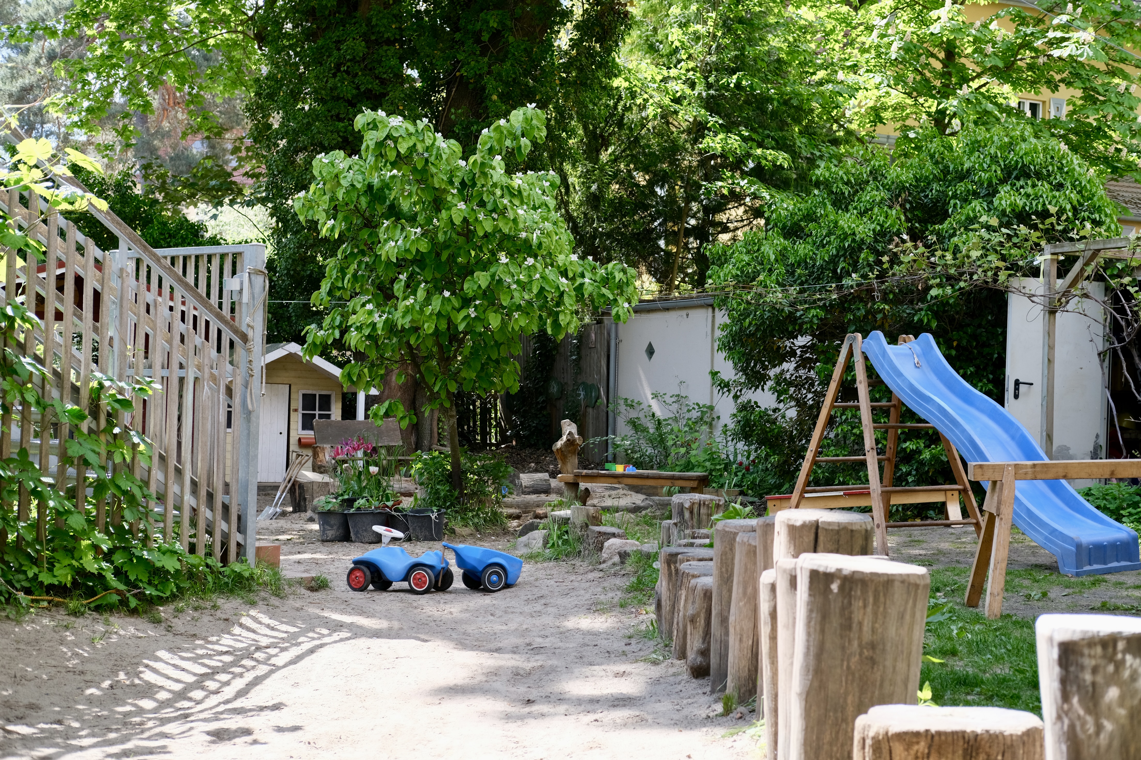 Kind fährt fröhlich Bobbycar im Giardino dei Bambini